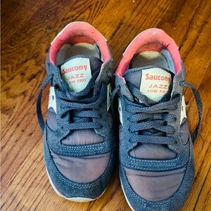 Saucony women'sJazz Low Pro Sneakers - Gray and Pink